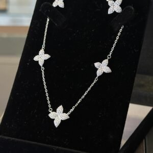Colar flores cravejadas