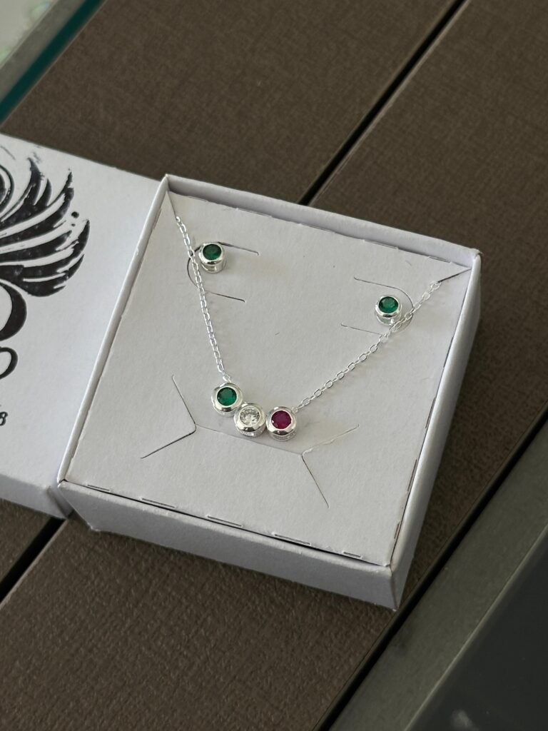 Colar com pingente e brincos